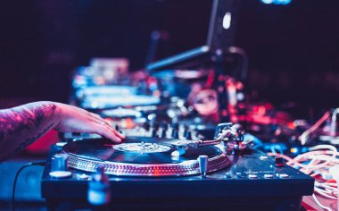 Moskova - 21 Mayıs, 2016: Dmc dünya Dj olay Yotaspace gece kulübünde. Japonya'dan assolist 2002 Dünya şampiyonu Dj Kentaro