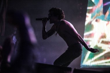 Moskova - 28 Mayıs, 2016: büyük rap ve rock müziği konseri ile popüler gece kulübü olarak Lsp, grubun. Ünlü genç hip hop şarkıcı şarkı gece kulübü sahnede.