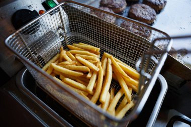 Patates kızartması patates sopa boling petrol sıvı Cafe mutfakta pişirilir. Restoranda altın sıcak patates yemek için. Sağlıksız yağlı fast gıda katkı maddeleri
