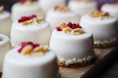 Kafede lezzetli frambuazlı kek tatlı