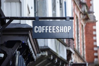 Netherlands.Legal Hollanda bar Amsterdam şehirde yasal esrar satışı Hollanda'da esrar kafeterya üzerinde Coffeeshop tabela. Yasal olarak popüler turistik yer hafif uyuşturucu satın
