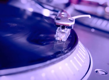 Vinil rekor müzik ile oynarken pikap. 