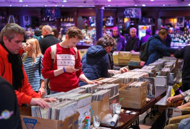 Kiev, Ukrayna - 3 Kasım, 2018: Vintage Vinil plak bit pazarı Club. Eski müzik koleksiyoncuları satın almak, satmak ve retro vinyls pikap oyuncu için ticaret. Dj bit pazarı, eski analog kayıtlardan büyük toplama