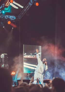 Moskova - 2 Haziran, 2016: popüler Rus rap şarkıcısı L'One açık hava müzik festivali canlı performans.