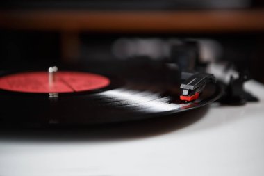 HiFi retro vinil kayıtları oyuncu pikap ile analog ses diski. Yenilikçi, müzik aşığı ve vinil toplayıcı için yüksek kaliteli ses sistemi. Ses cihazı kapatın. Turntable iğne odak