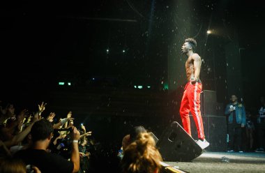 Moskova - 12 Temmuz, 2017: canlı müzik performans Desiigner ayarla gece kulübü sahnede ünlü rap şarkıcısı