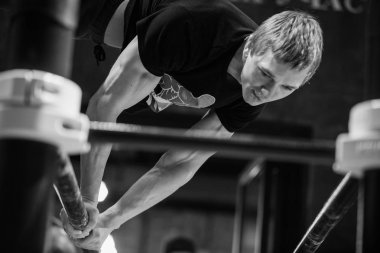 Moskova - 18 Mart, 2017: Cool iş Şampiyonası Arena Tanrılar kapalı spor salonunda dışarı. Genç sporcu iş sorunu yatay çubuklar üzerinde dışarı. Sağlıklı yaşam tarzı aktivite