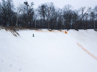 Kiev, Ukrayna - 3 Şubat, 2018: Snowboard Parkı Goloseev Kayak Park açılışı.
