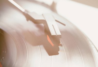  Retro hippi müzik çalar. Vintage elektronik aygıt dinleme vinil kayıtlar için.