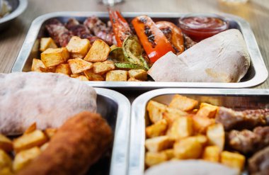 Egzotik Sırp gıda menü arka plan. Geleneksel ızgara ve yemek fast food restoran füme. Delicious, sağlıksız fastfood Cafe menü ama. Gıda kompozisyonu kapatmak kadar arka zemin