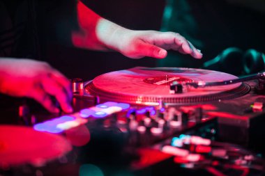 Moskova - 7 Ağustos, 2016: Invisibl Skratch finalde Rus Dmc Dj yargılamak Piklz (Dj Q-Bert, Dj D-stilleri, Dj Shortkut). 