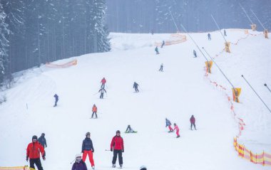 Bukovel, Ukrayna-19 Mart, 2018: Grup snowboard ve ücretsiz Kayak biniciler Karpat Dağları'nda yolda