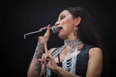 Pop şarkıcıları Artik ve uzay Moskova gibi parti gibi Fm tarafından 25 Eylül, 2016 üzerinde barındırılan gece kulübünde sahnede performans Asti