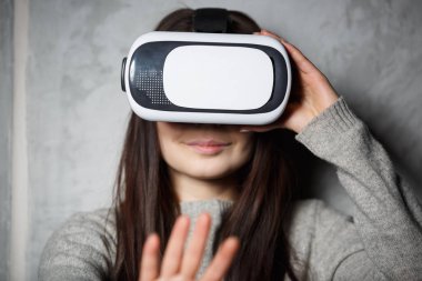 Mobil oyun uygulaması sanal gerçeklik kulaklık aygıtta oynayan genç kız portresi. Mobil oyun modern Vr kutusu. Taşınabilir vr gözlük teknoloji oyuncular için. Artırılmış gerçeklik gadget Moblie oyunları oynamak için
