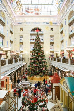 Moskova - 27 Kasım, 2016: dekore edilmiş alışveriş merkezi iç Moskova'da.