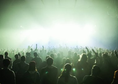 Moskova-20 Şubat 2015: gece kulübünde kalabalık dans pisti. Gece kulübünde büyük canlı müzik gösterisi. İnsanlar konserde eğleniriz. Büyük kalabalık festivalde satıldı