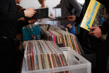 Moskova - 26 Mart, 2017: Hifi müzik severler toplandı, vinil recods müzik için turntable ile satın almak güç merkezi. DJ topluluk turntable çalmak için ses kayıtları satmak