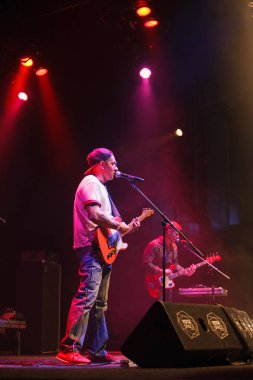 Moskova - 7 Eylül, 2016: büyük rock müzik konseri Kirpichi grubu. Gece kulübünde sahnede canlı programı oynarken gitarist.