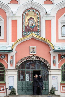 Moskova, Rusya-21 Ocak 2017: kırmızı kare Simgesel Yapı, turistler arasında popüler. Ulusal sembol, altın çatı ve Mesih simgeleri ile Ortodoks kilise binası