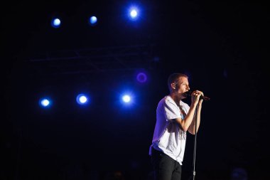 Moskova - 7 Haziran, 2016: Macklemore konser ve Ryan Lewis müzik grubu açık yaz müzik festivali Lastochka.