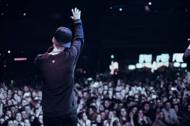 Moskova - 20 Ekim, 2016: kalabalık gece kulübünde şarkı Rap şarkıcısı. Büyük canlı müzik show gece kulübü. İnsanlar eğlenmek konser.