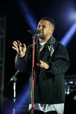 Odessa, Ukrayna-21 Ağustos, 2017: ünlü pop şarkıcısı Monatik söylüyor gençlik müzik festivali Zgames.Popular müzisyenin sahne sahnede