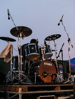 Odessa, Ukrayna - 21 Ağustos, 2017: sahne alanı'nda profesyonel drumset. Açık yaz rock müzik festivali. Sahne üzerinde set davul ile davulcu. Sahne Alanı'nda Konser müzisyen