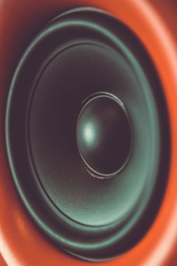 Kırmızı hoparlör kutusu Hifi kapatın. DJ, profesyonel ses ekipmanları müzisyen. Yüksek kaliteli stüdyo kayıt ses donatmak. Merhaba-Fi difüzör hoparlör plastik dolap kutusunda inşa odaklanmak