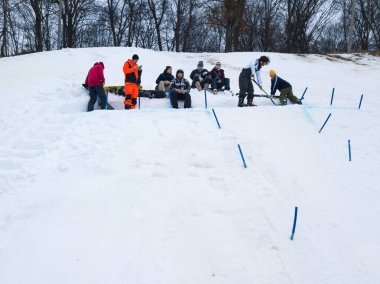 Kiev, Ukrayna - 3 Şubat, 2018: Snowboard Parkı Goloseev Kayak Park açılışı.