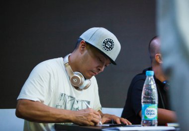 Moskova - 7 Ağustos, 2016: Invisibl Skratch finalde Rus Dmc Dj yargılamak Piklz (Dj Q-Bert, Dj D-stilleri, Dj Shortkut). 