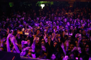 Moskova - 22 Şubat, 2017: büyük hip hop müzik Festivali gece kulübü. Müzik grubu Miyagi ve Endshpiel gece kulübünde konser. Konser kalabalık müzik için iyi eğlenceler. Gece hayatı eğlence olay Club