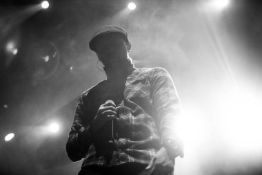 Moskova - 27 Nisan, 2016: Rus hip hop müzik grubu Krec Saint - Peterburgh Yotaspace gece kulübünde üzerinden canlı konser 