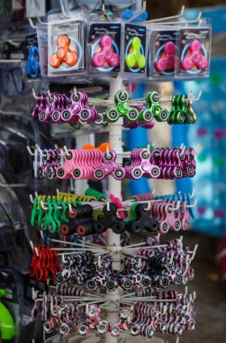 Makarska, Hırvatistan - 17 Haziran, 2017: satın yeni o popualr topluca spinners mağazasında. Modern parmak spinner oyuncaklar satış. Şehrin farklı renkli spinners sokak satış Turistik Hediyelik eşya dükkanı