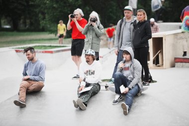 Moskova - 15 Mayıs, 2016: Street kaykay Yarışması Levi's ve Traektoriya kurulu dükkanının yanında. Sadovniki beton paten sürme patenciler park