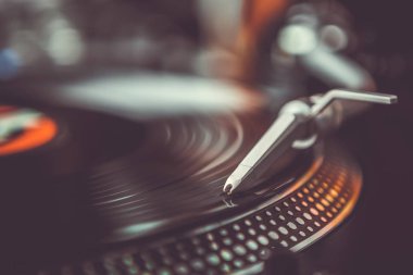 Profesyonel parti dj pikap. Partiler ve konserler için Analog ses ekipmanları. Çal ve mix müzik parça vinil kayıtları çalar. Turntable iğne kartuş karalama siyah vinil plak disk