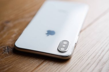 Mariupol, Ukraine-25 Ekim, 2017: Akıllı telefon modeli x yeni iphone. Trendy beyaz iphone 10 modeli. Modern cep telefonu modeli makro. Çift fotoğraf kamera lens arka