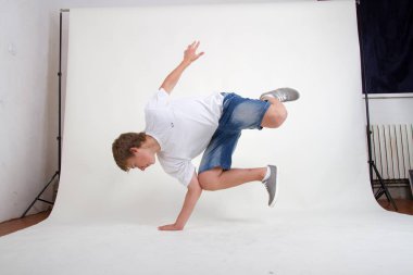 beyaz zemin üzerine gencin bboy eğitim 