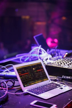 Moskova-16 Şubat 2017: dizüstü bilgisayarda yüklü profesyonel DJ karıştırma yazılımı. Pro araçları ile yolda müzik parçaları karıştırın. Gece kulübünde parti için dj ses ekipmanları. İş yerinde sahne ekipmanları