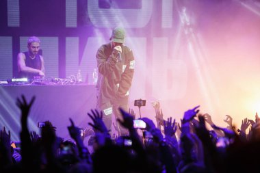 Moskova - 22 Şubat, 2017: büyük hip hop müzik Festivali gece kulübü. Müzik grubu Miyagi ve Endshpiel gece kulübünde konser. Konser kalabalık müzik için iyi eğlenceler. Gece hayatı eğlence olay Club