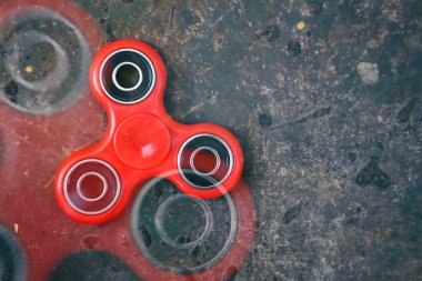 Kırmızı topluca spinner oyuncak. Genç ve yetişkin insanlar için serin yeni iplik oyuncak.