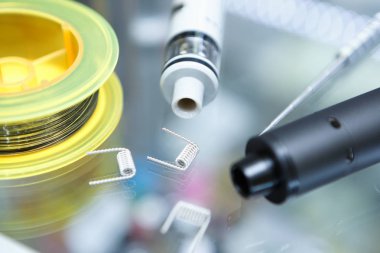 Vape Dükkanı. Modern vaping cihaz bakım ve yükseltme bölümlerinde kapatın. O popualr ecig vaper cihaz satın. Elektronik Sigara İçilmeyen ejuice için aracı. Kutusu mod ve tel