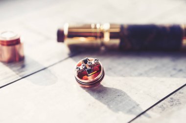 Modern elektronik mech mod vaping aygıt yedek parça, tamir Servisi. Popüler Buharlaştırıcı e-cig aygıtı vape gliserin e-sıvı için. Vaper aygıtı sökün. Yedek bobin kafa, yerine tel.