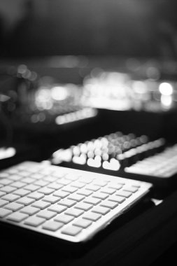 Moskova-17 Mart, 2016: Mars Gallery 'de yeni Adidas NMD Sneakers tanıtımı. Sanatçılar: Antoha mc, Lovozero, el ched, Pixelord, Moa Pillar