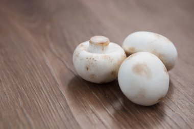 Beyaz champignon hazır yemek pişirme için mantar. Lezzetli doğal gıda katkı maddeleri sağlıklı beslenme için. Makroyu kapat, hiçbir modelleri 