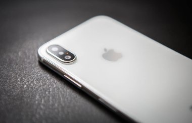 Mariupol, Ukraine - 27 Ekim, 2017: yeni Iphone X modeli yakın çekim. Modern hareket eden telefon ile değmek perde ve çift kamera lens. Trendy Apple Iphone 10 