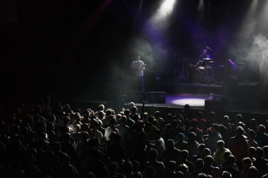 Moskova-7 Eylül 2016: cool rock grubu Kirpich gece kulübünde sahnede müzik gösterisi oyun. Büyük kalabalık kulüpte müzik konseri eğlenin. Parlak sahne aydınlatması