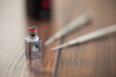 Aygıtın modern Buharlaştırıcı boxmod e-cig, kanthal clapton bobin damla ile yedek parça parçaları yükseltme. Modern aygıt modeli ve microcoil clearomizer. Sigara nikotin sigara çıkın ve sağlığını geliştirmek için iyi bir yol. Makro yakın çekim