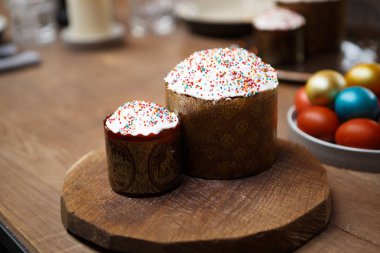 Paskalya Kulich kek ve Christian Ortodoks tatil kutlaması için boyalı yumurta üzerine kapatın. Buzlanma ile dekore edilmiş ev yapımı yemek yemek ve dini bahar tatili zevk
