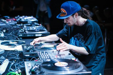 Moskova - 7 Ağustos, 2016: Invisibl Skratch finalde Rus Dmc Dj yargılamak Piklz (Dj Q-Bert, Dj D-stilleri, Dj Shortkut). 