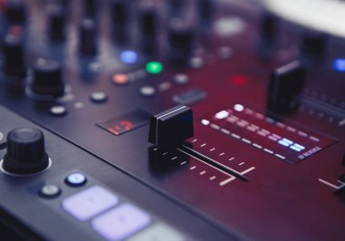 Kazı-kazan kayıtları ve partide canlı müzik parçaları mix profesyonel ses denetleyicisi için hip hop dj karıştırma uzman. Ses karıştırıcı kolları ve fader odak. Jokey kontrol yuvarlak yüzey ve ses seviyesini düzenleyen